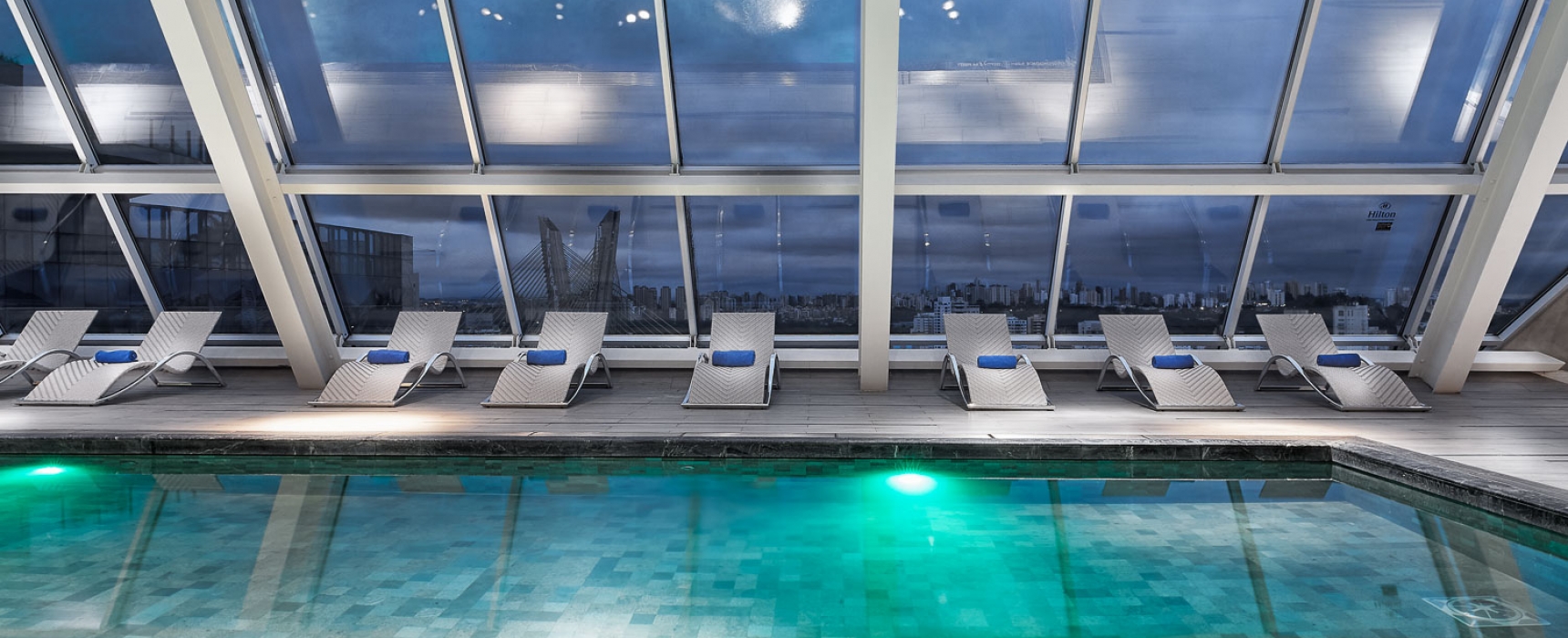 Tons de verde anunciam o charme de nova piscina - Hilton São Paulo
