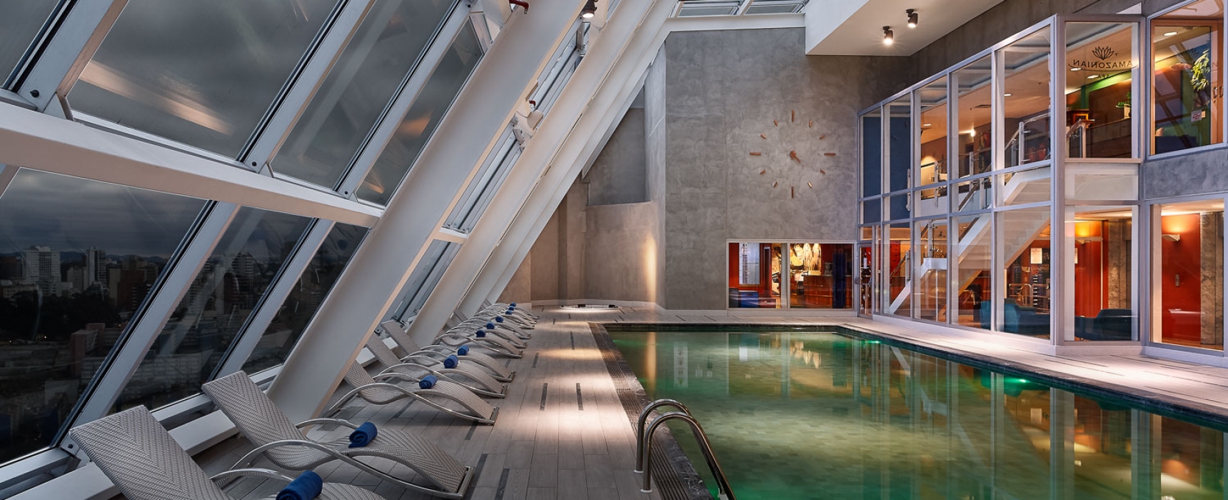 Tons de verde anunciam o charme de nova piscina - Hilton São Paulo